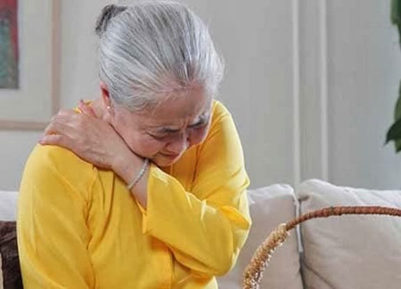 Người già thường hay gặp phải các chứng bệnh đau nhức xương khớp kinh niên