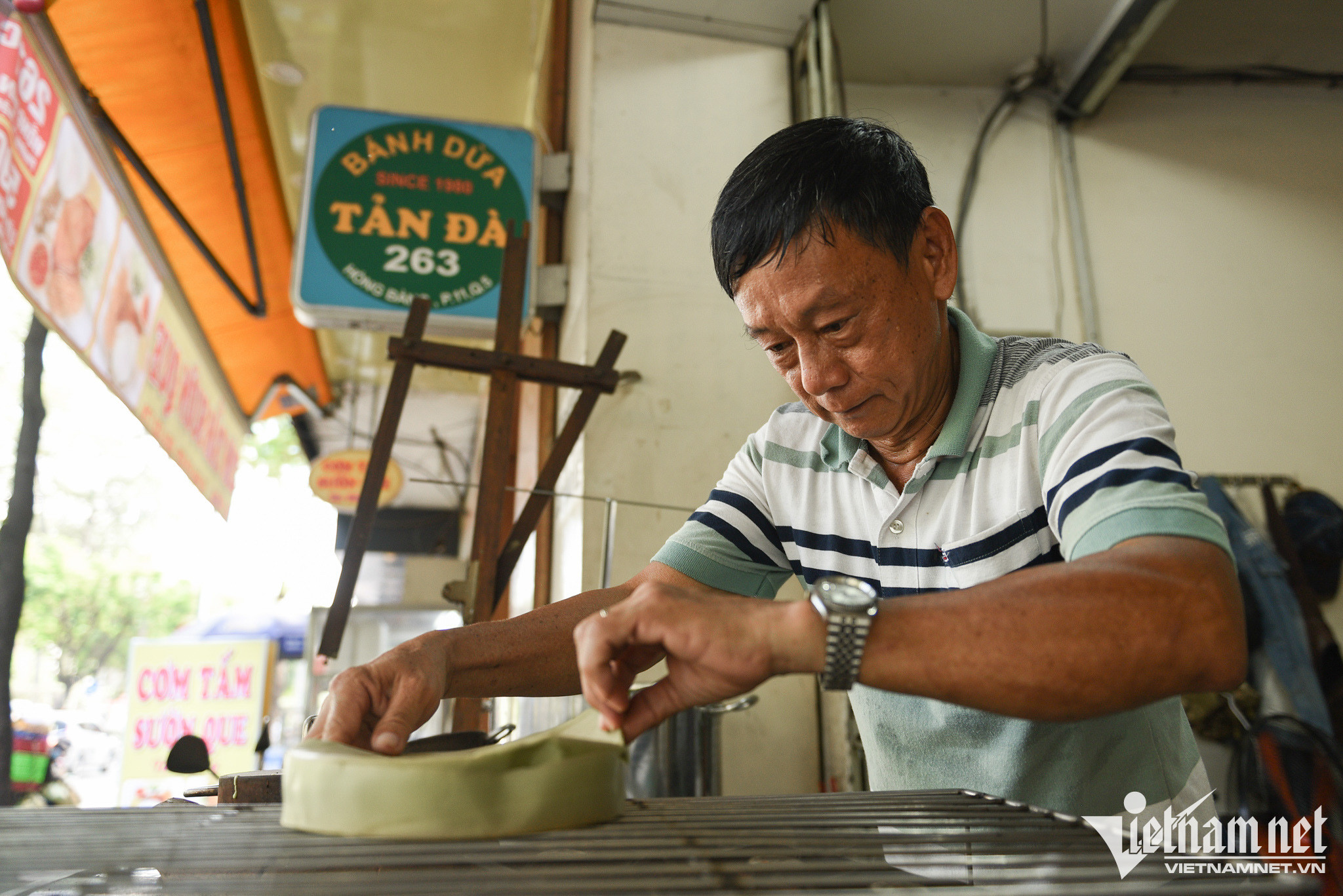 Tiệm bánh bò dừa độc lạ của người Hoa ở TP.HCM khiến khách ra vào tấp nập