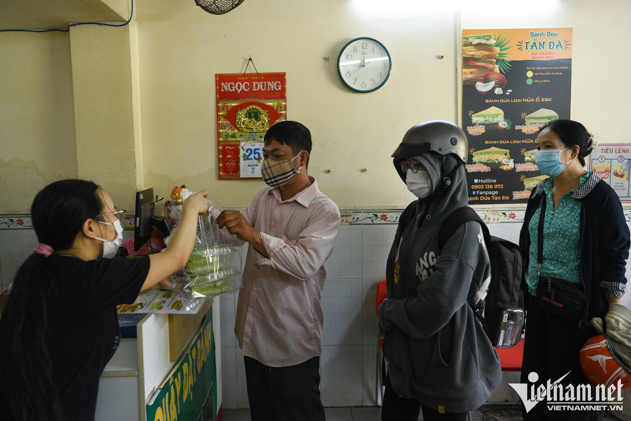 Tiệm bánh bò dừa độc lạ của người Hoa ở TP.HCM khiến khách ra vào tấp nập