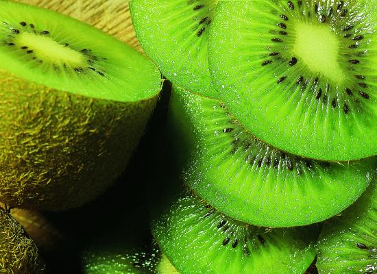 Quả kiwi giúp se khít lỗ chân lông, dưỡng trắng da và điều trị bệnh