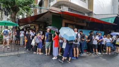 Nghề xếp hàng thuê trước các quán ăn vỉa hè ở Bangkok