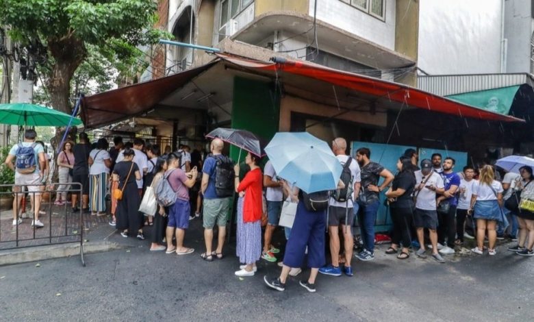 Nghề xếp hàng thuê trước các quán ăn vỉa hè ở Bangkok