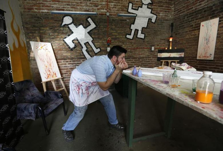 'Dị nhân' vẽ tranh bằng chất liệu độc lạ: Người dùng nước mắt, người dùng cả máu